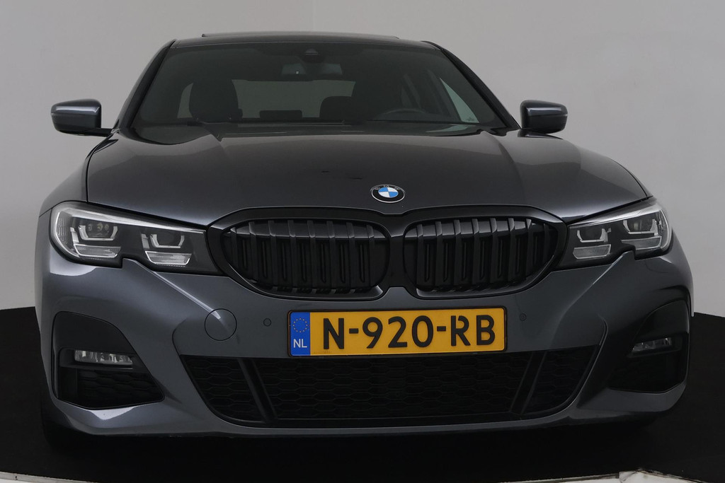 
BMW 3 Serie 318i Executive Edition Automaat (PANORAMADAK, NAVIGATIE, PDC, CAMERA, SFEERV, CRUISE, NL-AUTO, DEALER ONDERHOUDEN) vol									