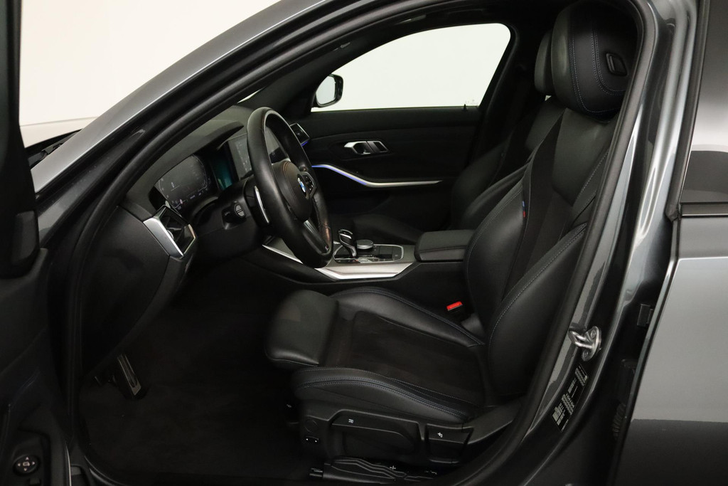 
BMW 3 Serie 318i Executive Edition Automaat (PANORAMADAK, NAVIGATIE, PDC, CAMERA, SFEERV, CRUISE, NL-AUTO, DEALER ONDERHOUDEN) vol									