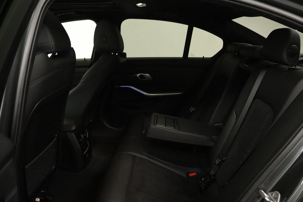 
BMW 3 Serie 318i Executive Edition Automaat (PANORAMADAK, NAVIGATIE, PDC, CAMERA, SFEERV, CRUISE, NL-AUTO, DEALER ONDERHOUDEN) vol									