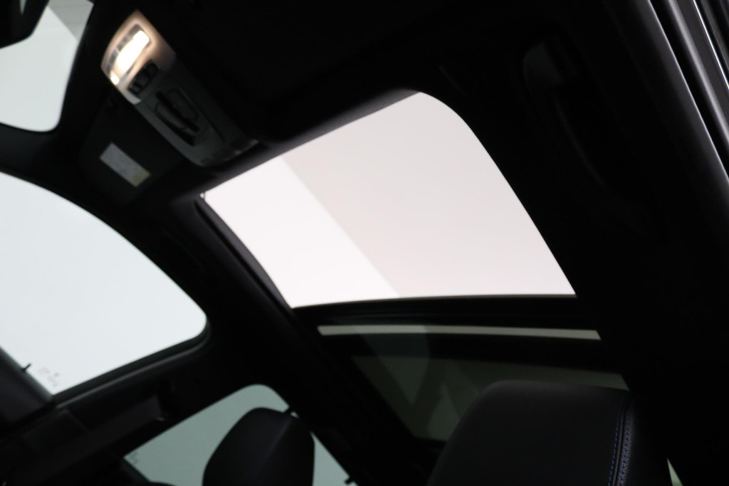 
BMW 3 Serie Touring 320i Edition M Sport Shadow High Executive (PANORAMADAK, NAVIGATIE, VIRTUAL, STOELV, LEDER, CRUISE, NL-AUTO) vol									