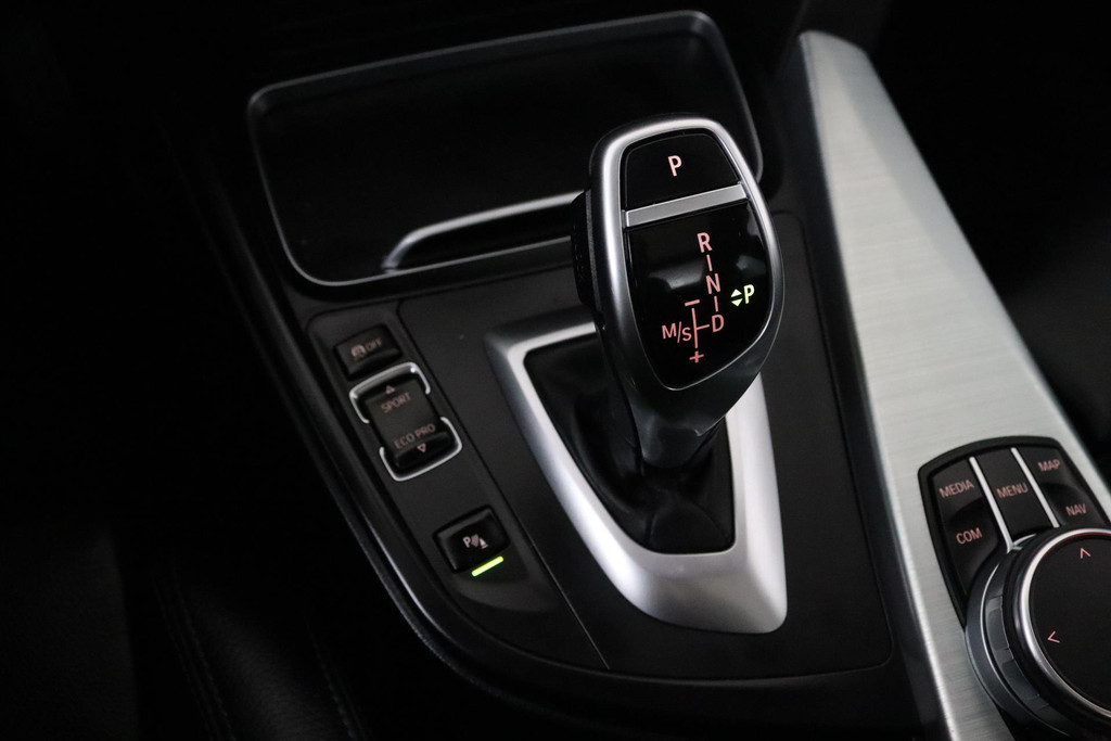 
BMW 3 Serie Touring 320i Edition M Sport Shadow High Executive (PANORAMADAK, NAVIGATIE, VIRTUAL, STOELV, LEDER, CRUISE, NL-AUTO) vol									