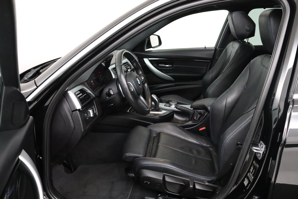 
BMW 3 Serie Touring 320i Edition M Sport Shadow High Executive (PANORAMADAK, NAVIGATIE, VIRTUAL, STOELV, LEDER, CRUISE, NL-AUTO) vol									