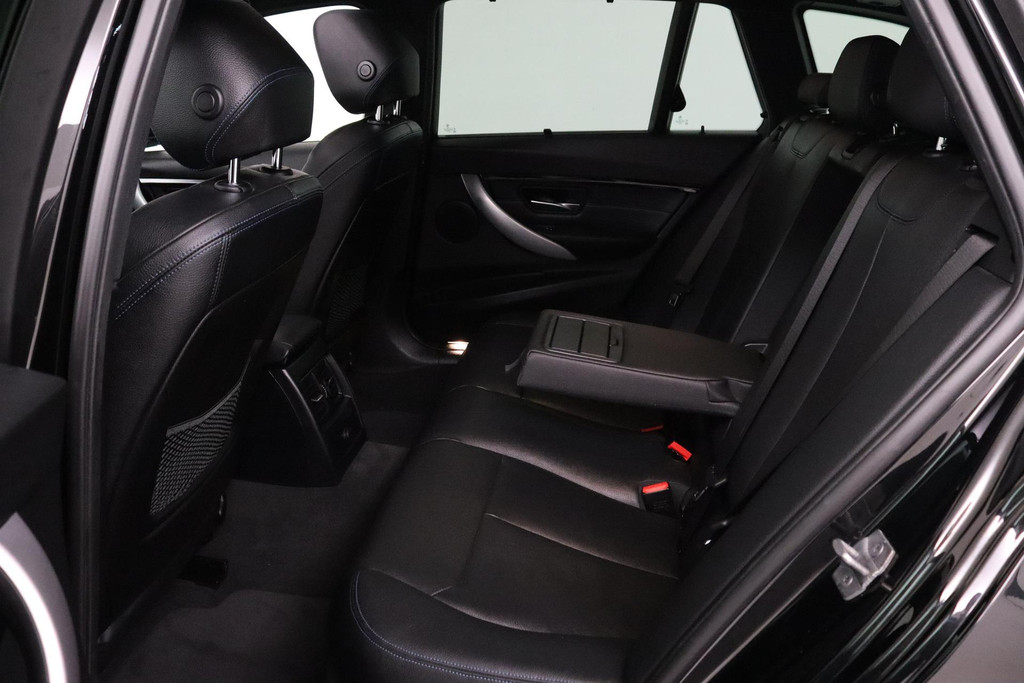 
BMW 3 Serie Touring 320i Edition M Sport Shadow High Executive (PANORAMADAK, NAVIGATIE, VIRTUAL, STOELV, LEDER, CRUISE, NL-AUTO) vol									