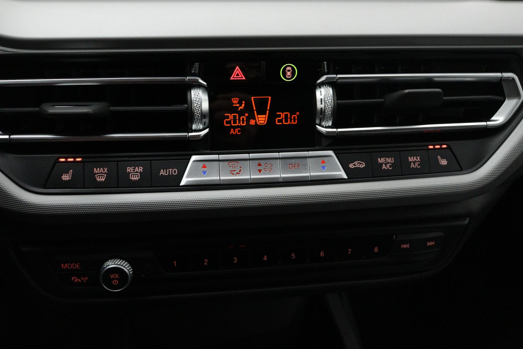 
BMW 1-serie 116i Business Edition Plus(Fabrieksgarantie, Carplay, StoelV, Parkeersensoren, Cruise Con, Etc) vol									