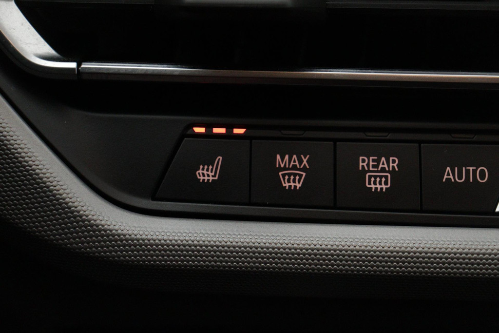 
BMW 1-serie 116i Business Edition Plus(Fabrieksgarantie, Carplay, StoelV, Parkeersensoren, Cruise Con, Etc) vol									