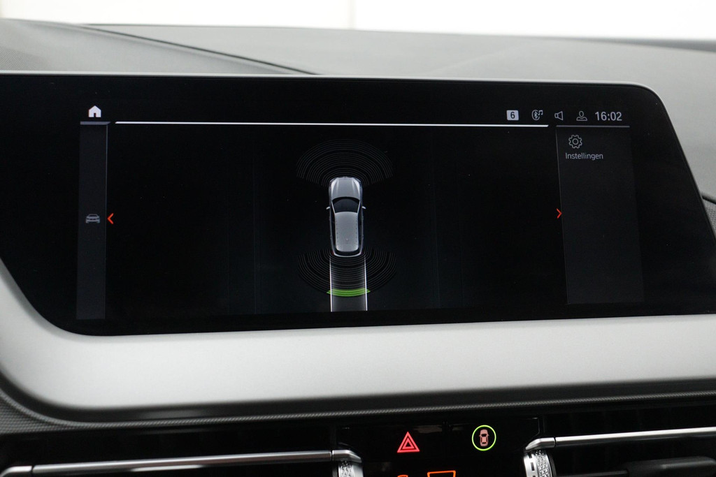 
BMW 1-serie 116i Business Edition Plus(Fabrieksgarantie, Carplay, StoelV, Parkeersensoren, Cruise Con, Etc) vol									