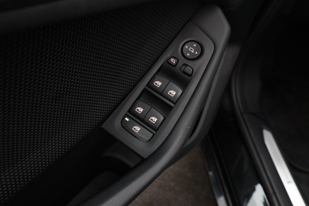 
BMW 1-serie 116i Business Edition Plus(Fabrieksgarantie, Carplay, StoelV, Parkeersensoren, Cruise Con, Etc) vol									