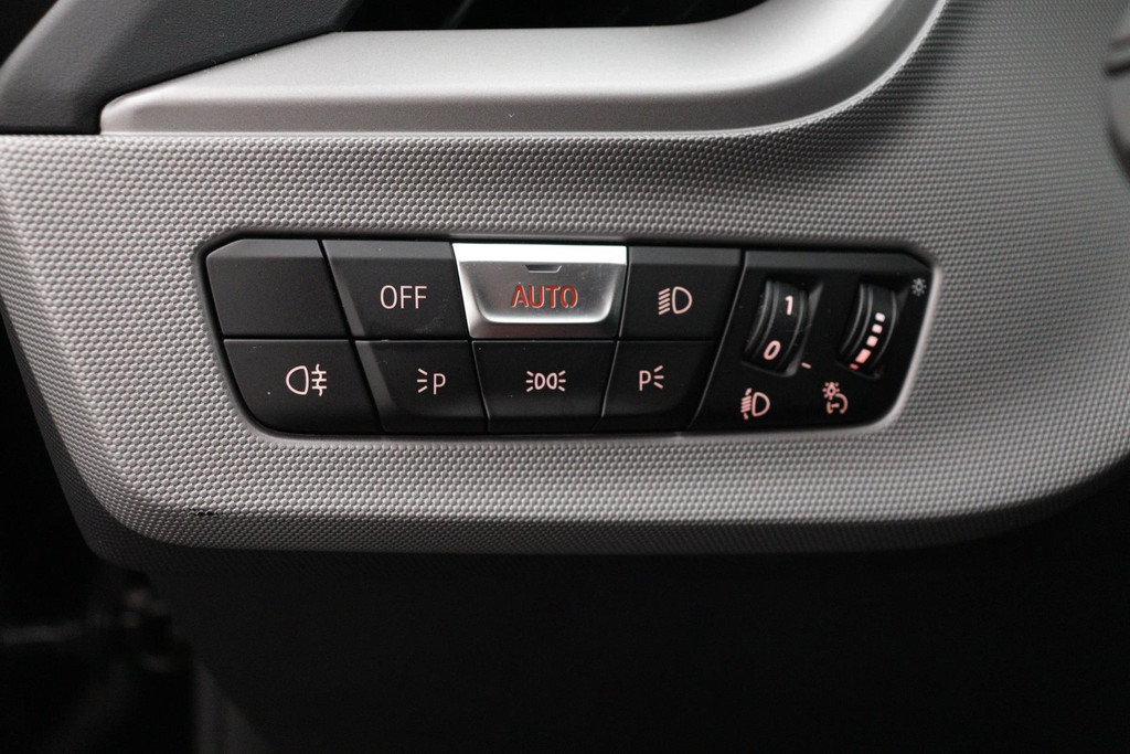 
BMW 1-serie 116i Business Edition Plus(Fabrieksgarantie, Carplay, StoelV, Parkeersensoren, Cruise Con, Etc) vol									