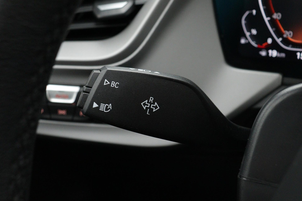 
BMW 1-serie 116i Business Edition Plus(Fabrieksgarantie, Carplay, StoelV, Parkeersensoren, Cruise Con, Etc) vol									