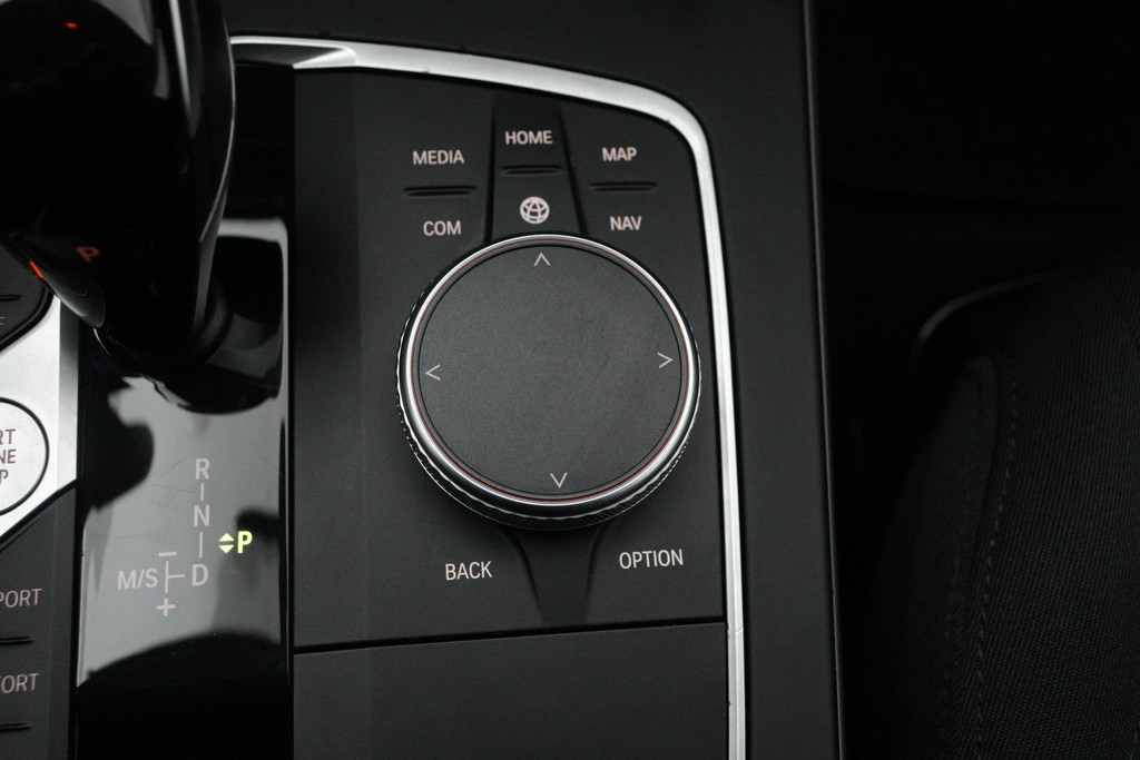 
BMW 1-serie 116i Business Edition Plus(Fabrieksgarantie, Carplay, StoelV, Parkeersensoren, Cruise Con, Etc) vol									