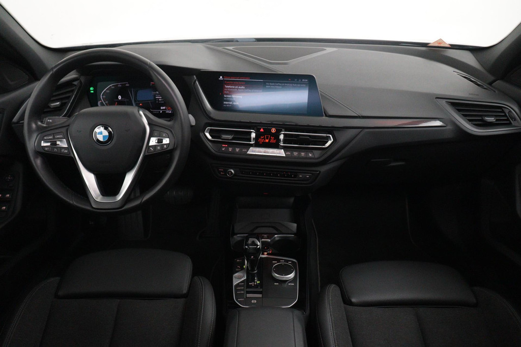 
BMW 1-serie 118i Executive Edition Automaat (PANODAK, NAVI, PDC V+A, CARPLAY, CRUISE, NL-AUTO, DEALER ONDERHOUDEN) vol									