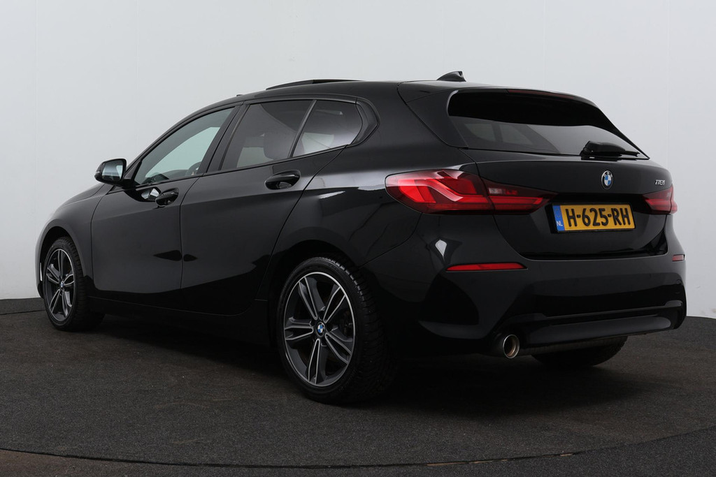 
BMW 1-serie 118i Executive Edition Automaat (PANODAK, NAVI, PDC V+A, CARPLAY, CRUISE, NL-AUTO, DEALER ONDERHOUDEN) vol									