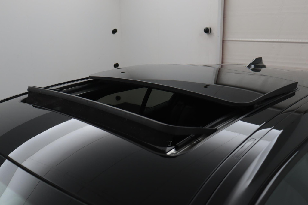 
BMW 1-serie 118i Executive Edition Automaat (PANODAK, NAVI, PDC V+A, CARPLAY, CRUISE, NL-AUTO, DEALER ONDERHOUDEN) vol									