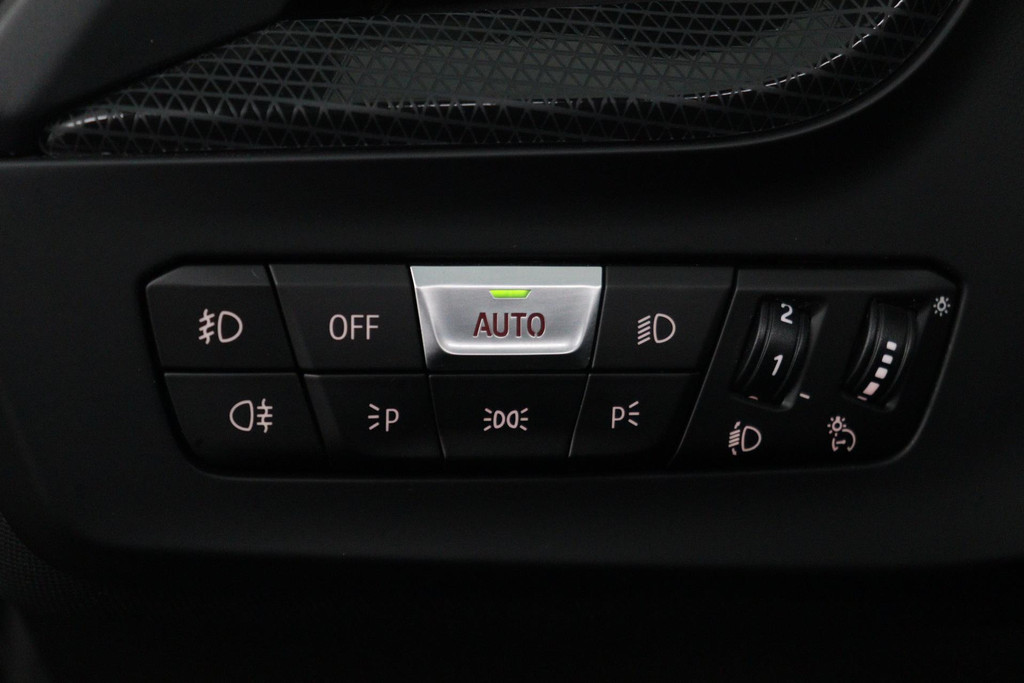 
BMW 1-serie 118i Executive Edition Automaat (PANODAK, NAVI, PDC V+A, CARPLAY, CRUISE, NL-AUTO, DEALER ONDERHOUDEN) vol									