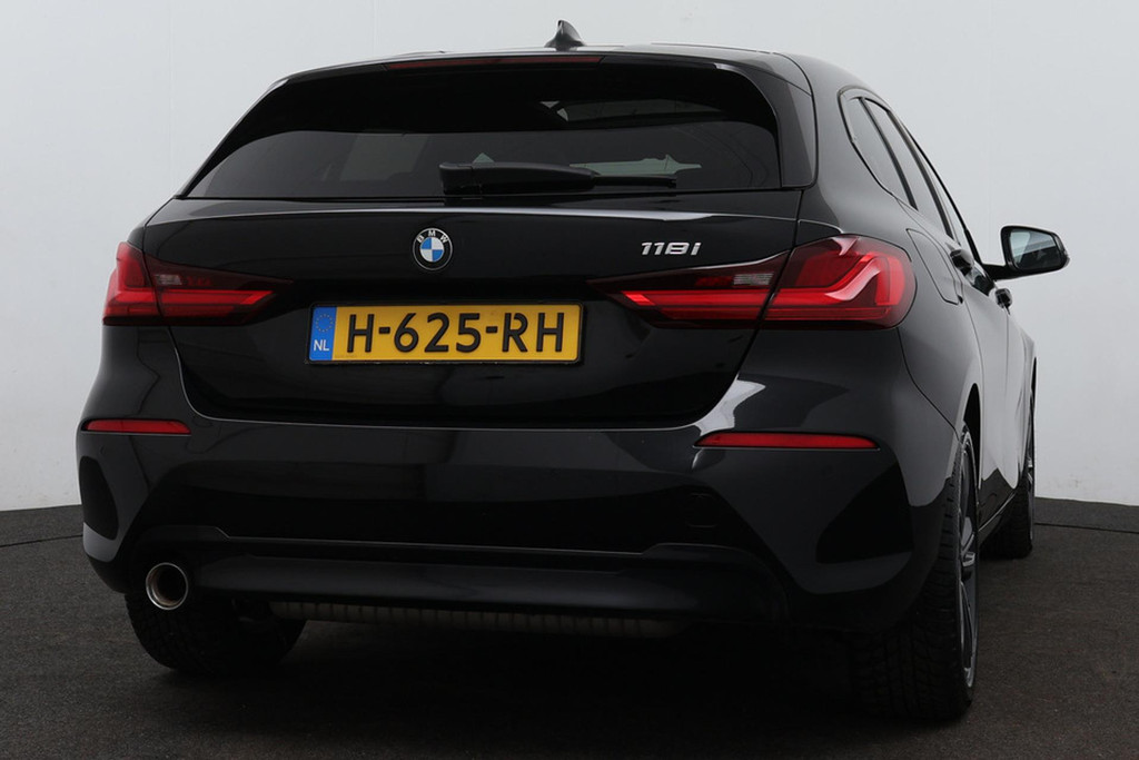 
BMW 1-serie 118i Executive Edition Automaat (PANODAK, NAVI, PDC V+A, CARPLAY, CRUISE, NL-AUTO, DEALER ONDERHOUDEN) vol									