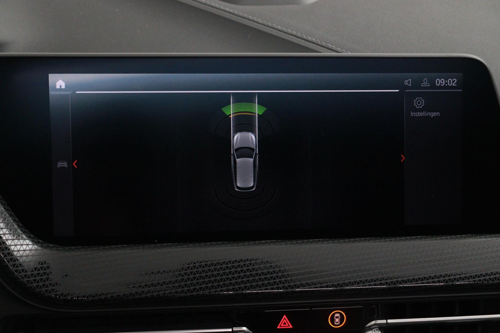 
BMW 1-serie 118i Executive Edition Automaat (PANODAK, NAVI, PDC V+A, CARPLAY, CRUISE, NL-AUTO, DEALER ONDERHOUDEN) vol									