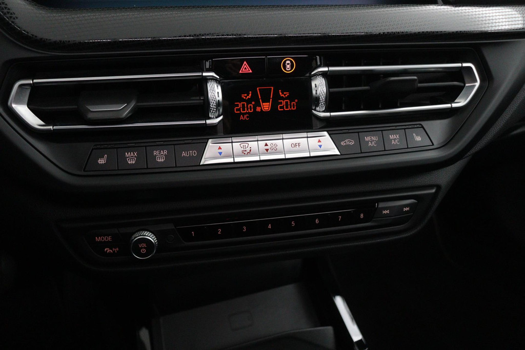 
BMW 1-serie 118i Executive Edition Automaat (PANODAK, NAVI, PDC V+A, CARPLAY, CRUISE, NL-AUTO, DEALER ONDERHOUDEN) vol									