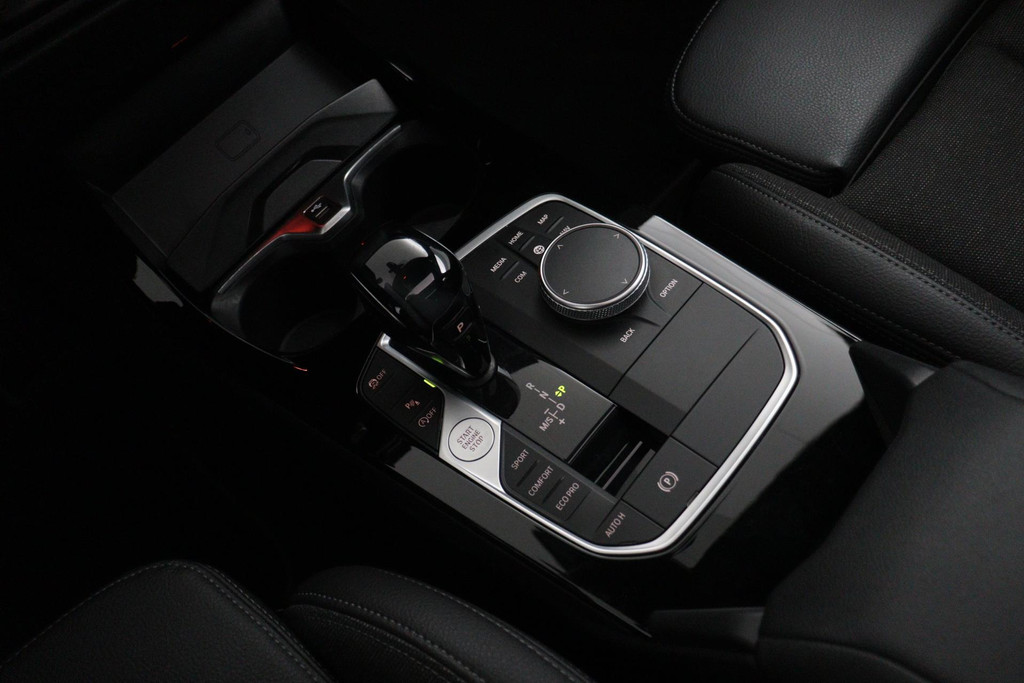 
BMW 1-serie 118i Executive Edition Automaat (PANODAK, NAVI, PDC V+A, CARPLAY, CRUISE, NL-AUTO, DEALER ONDERHOUDEN) vol									