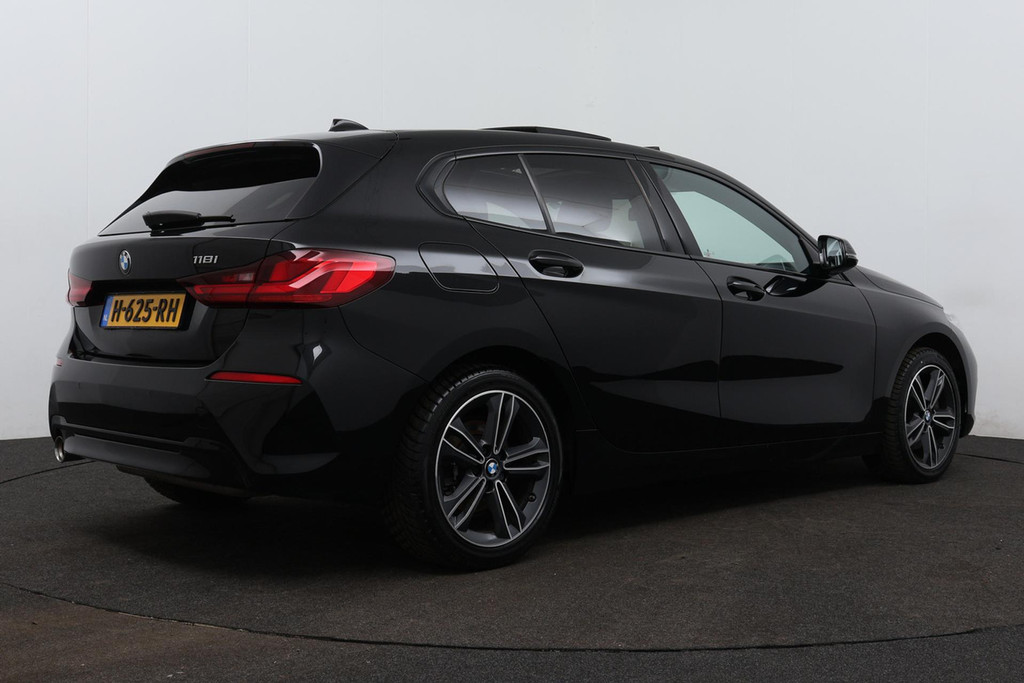 
BMW 1-serie 118i Executive Edition Automaat (PANODAK, NAVI, PDC V+A, CARPLAY, CRUISE, NL-AUTO, DEALER ONDERHOUDEN) vol									