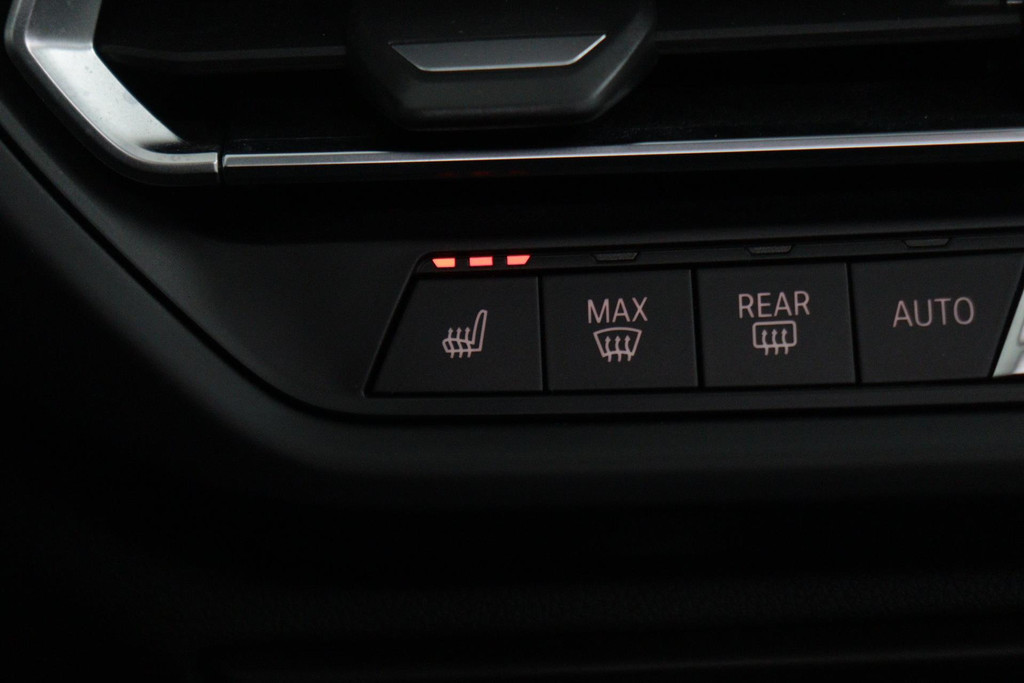 
BMW 1-serie 118i Executive Edition Automaat (PANODAK, NAVI, PDC V+A, CARPLAY, CRUISE, NL-AUTO, DEALER ONDERHOUDEN) vol									