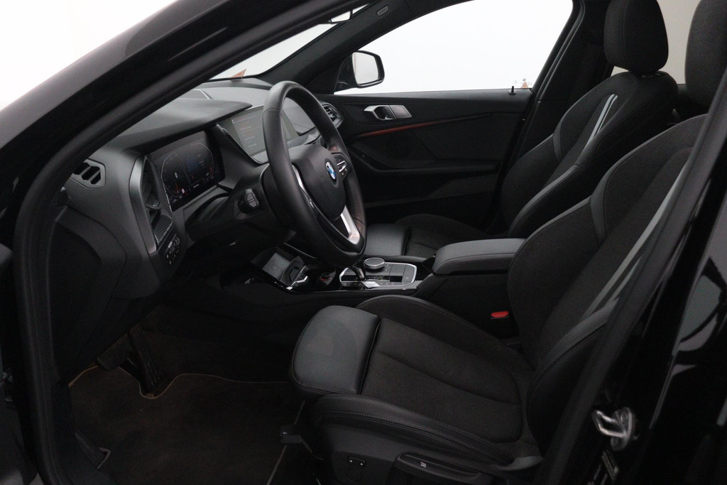 
BMW 1-serie 118i Executive Edition Automaat (PANODAK, NAVI, PDC V+A, CARPLAY, CRUISE, NL-AUTO, DEALER ONDERHOUDEN) vol									