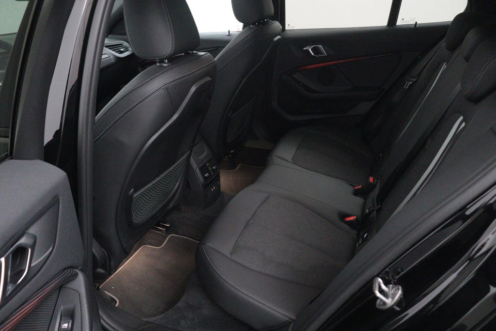 
BMW 1-serie 118i Executive Edition Automaat (PANODAK, NAVI, PDC V+A, CARPLAY, CRUISE, NL-AUTO, DEALER ONDERHOUDEN) vol									