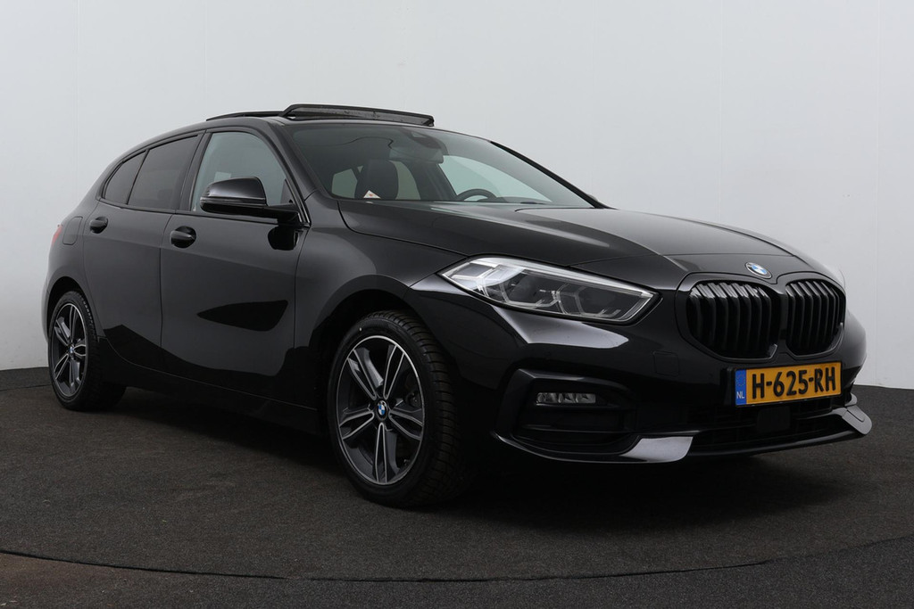 
BMW 1-serie 118i Executive Edition Automaat (PANODAK, NAVI, PDC V+A, CARPLAY, CRUISE, NL-AUTO, DEALER ONDERHOUDEN) vol									
