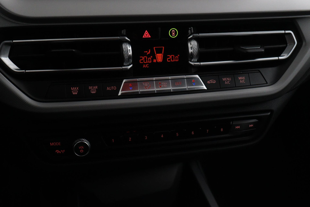 
BMW 1-serie 118i Executive Edition (1e Eig, NL-auto, Dealer onderH Carplay/ Android, Navi-groot, PDC V+A, Cruise Control, Etc) vol									