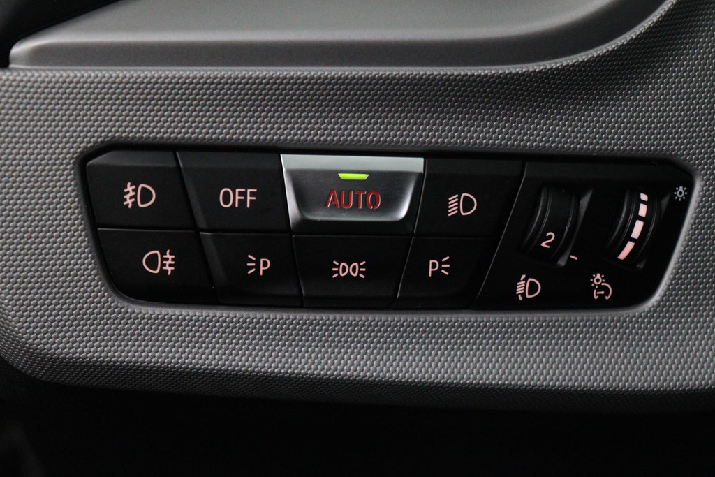 
BMW 1-serie 118i Executive Edition (1e Eig, NL-auto, Dealer onderH Carplay/ Android, Navi-groot, PDC V+A, Cruise Control, Etc) vol									