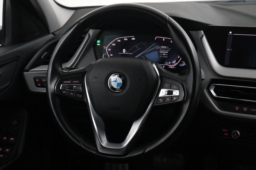 
BMW 1-serie 118i Executive Edition (1e Eig, NL-auto, Dealer onderH Carplay/ Android, Navi-groot, PDC V+A, Cruise Control, Etc) vol									