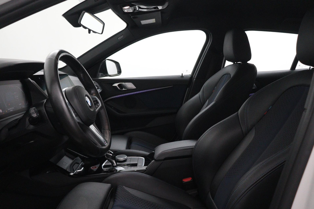 
BMW 1-serie 118i Executive Edition M-SPORT (1e Eig, NL-auto, Dealer OndH, Carplay/ Android, Navi-groot, PDC V+A, Cruise Contr Etc) vol									