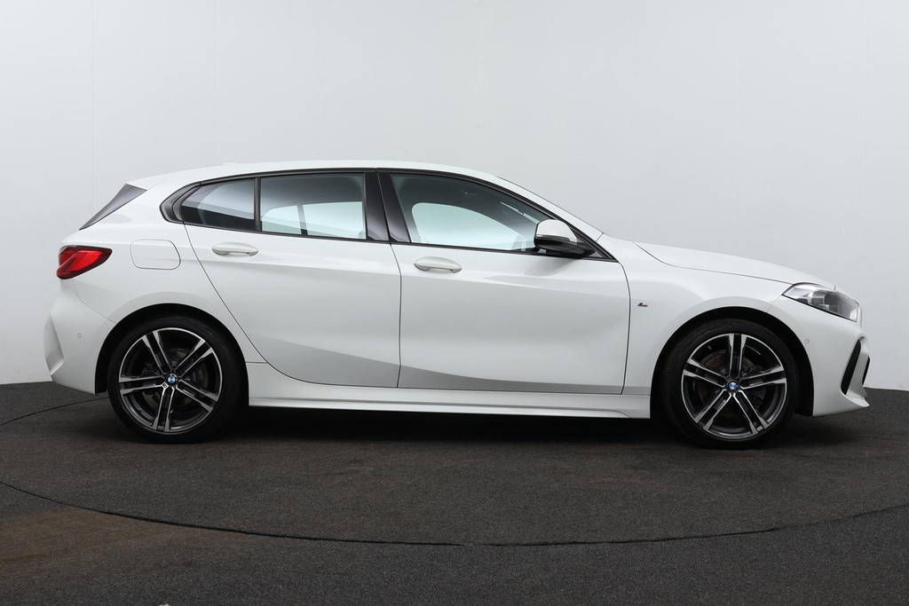 
BMW 1-serie 118i Executive Edition M-SPORT (1e Eig, NL-auto, Dealer OndH, Carplay/ Android, Navi-groot, PDC V+A, Cruise Contr Etc) vol									