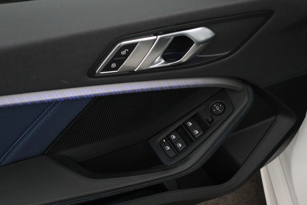 
BMW 1-serie 118i Executive Edition M-SPORT (1e Eig, NL-auto, Dealer OndH, Carplay/ Android, Navi-groot, PDC V+A, Cruise Contr Etc) vol									