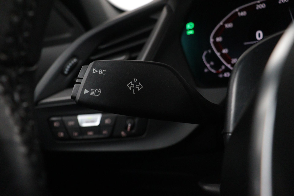 
BMW 1-serie 118i Executive Edition M-SPORT (1e Eig, NL-auto, Dealer OndH, Carplay/ Android, Navi-groot, PDC V+A, Cruise Contr Etc) vol									