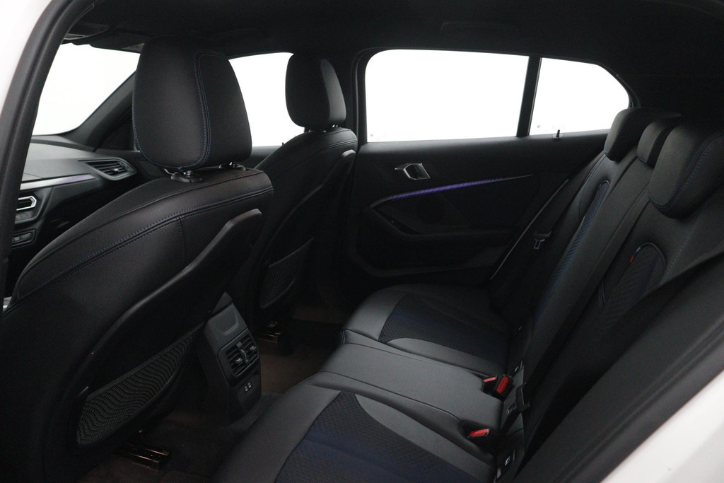 
BMW 1-serie 118i Executive Edition M-SPORT (1e Eig, NL-auto, Dealer OndH, Carplay/ Android, Navi-groot, PDC V+A, Cruise Contr Etc) vol									