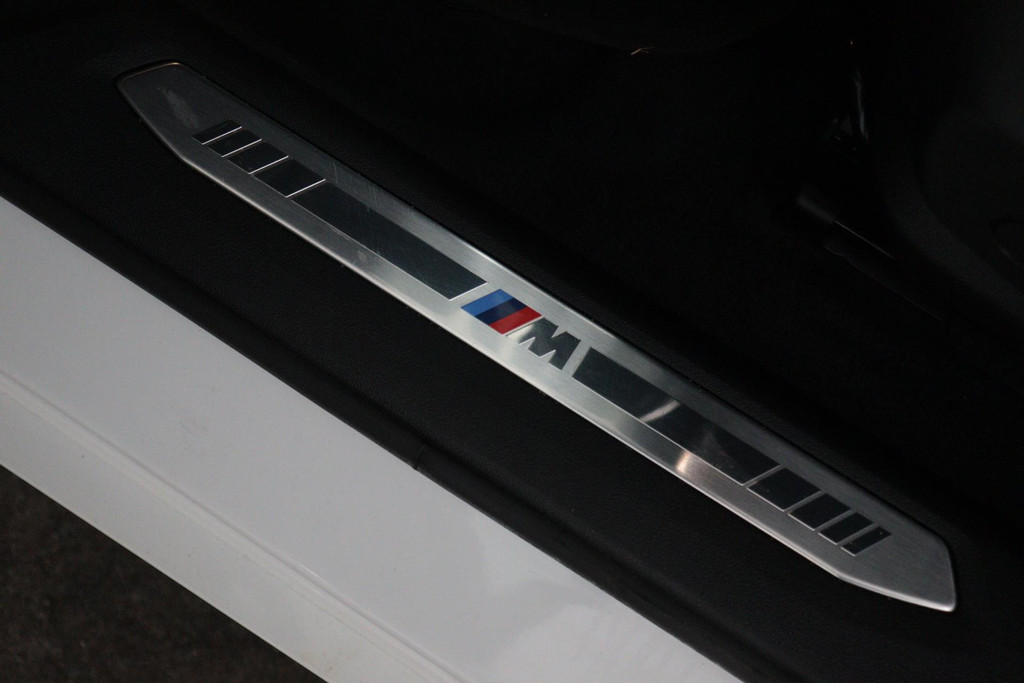 
BMW 1-serie 118i Executive Edition M-SPORT (1e Eig, NL-auto, Dealer OndH, Carplay/ Android, Navi-groot, PDC V+A, Cruise Contr Etc) vol									