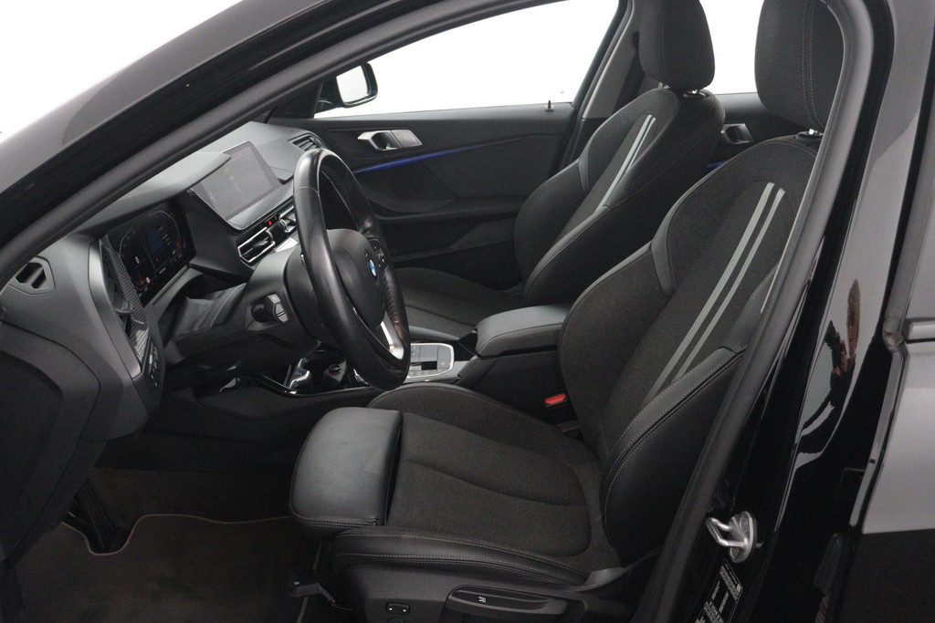 
BMW 1-serie 118i Executive Edition SportLine (1e Eig, NL-auto, DealeronderH, Navi Prof, Apple Carplay, PDC V+A, Cruise Con, Etc) vol									