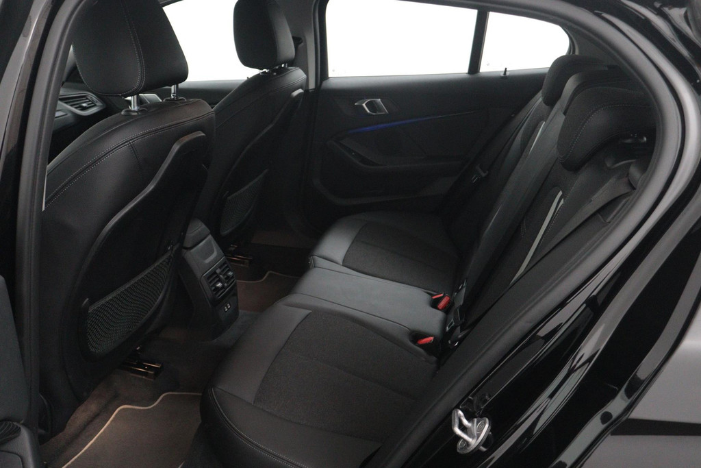 
BMW 1-serie 118i Executive Edition SportLine (1e Eig, NL-auto, DealeronderH, Navi Prof, Apple Carplay, PDC V+A, Cruise Con, Etc) vol									