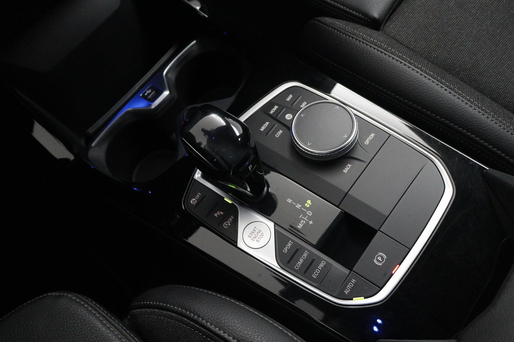 
BMW 1-serie 118i Executive Edition SportLine (1e Eig, NL-auto, DealeronderH, Navi Prof, Apple Carplay, PDC V+A, Cruise Con, Etc) vol									