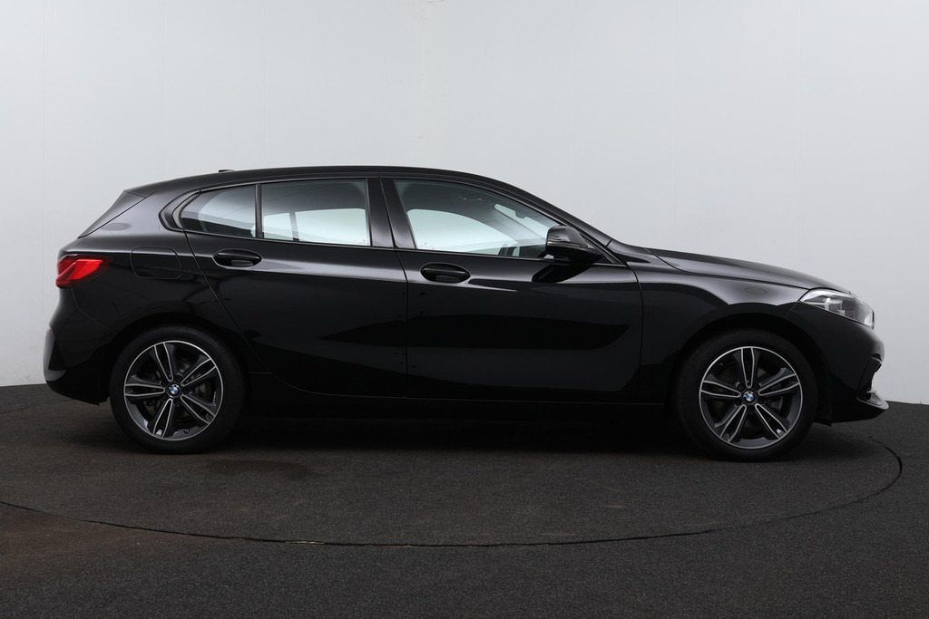 
BMW 1-serie 118i Executive Edition SportLine (1e Eig, NL-auto, DealeronderH, Navi Prof, Apple Carplay, PDC V+A, Cruise Con, Etc) vol									