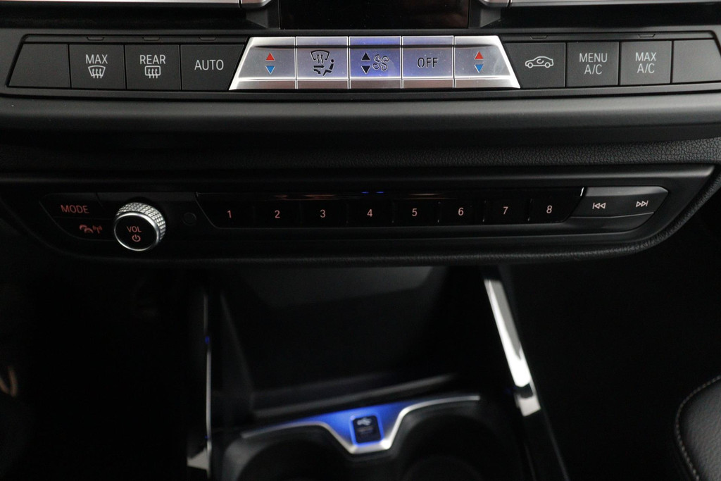 
BMW 1-serie 118i Executive Edition SportLine (1e Eig, NL-auto, DealeronderH, Navi Prof, Apple Carplay, PDC V+A, Cruise Con, Etc) vol									