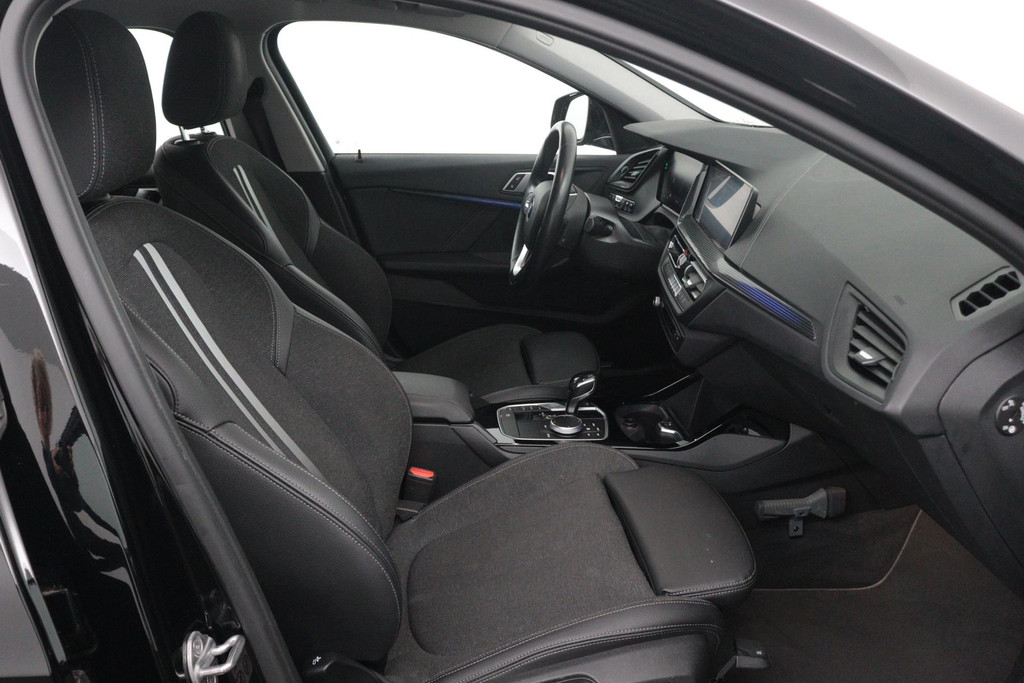 
BMW 1-serie 118i Executive Edition SportLine (1e Eig, NL-auto, DealeronderH, Navi Prof, Apple Carplay, PDC V+A, Cruise Con, Etc) vol									