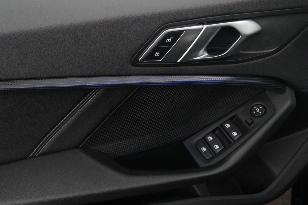 
BMW 1-serie 118i Executive Edition SportLine (1e Eig, NL-auto, DealeronderH, Navi Prof, Apple Carplay, PDC V+A, Cruise Con, Etc) vol									