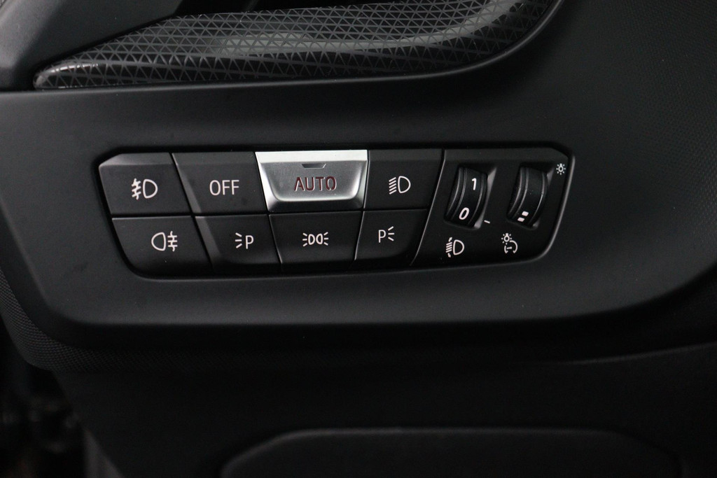 
BMW 1-serie 118i Executive Edition SportLine (1e Eig, NL-auto, DealeronderH, Navi Prof, Apple Carplay, PDC V+A, Cruise Con, Etc) vol									