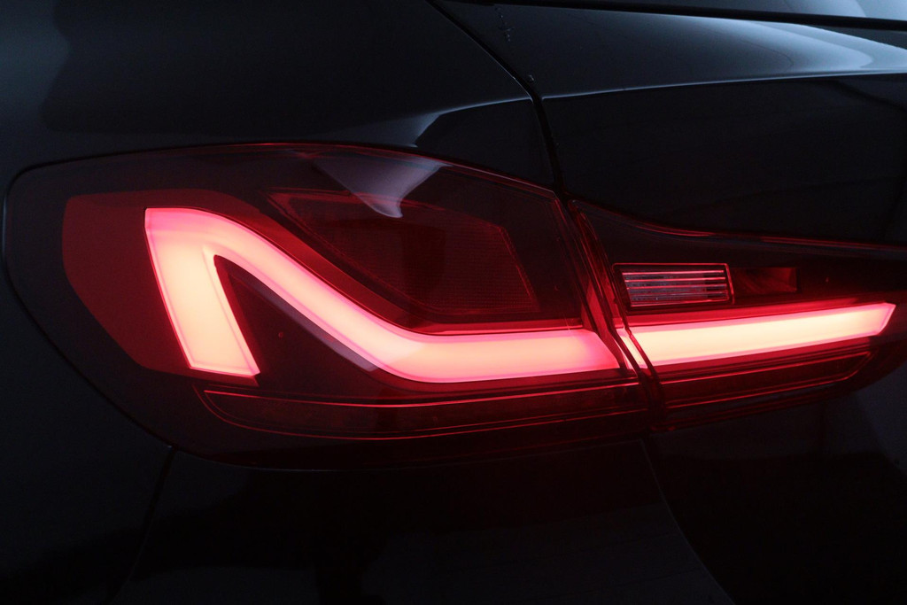 
BMW 1-serie 118i Executive Edition SportLine (1e Eig, NL-auto, DealeronderH, Navi Prof, Apple Carplay, PDC V+A, Cruise Con, Etc) vol									