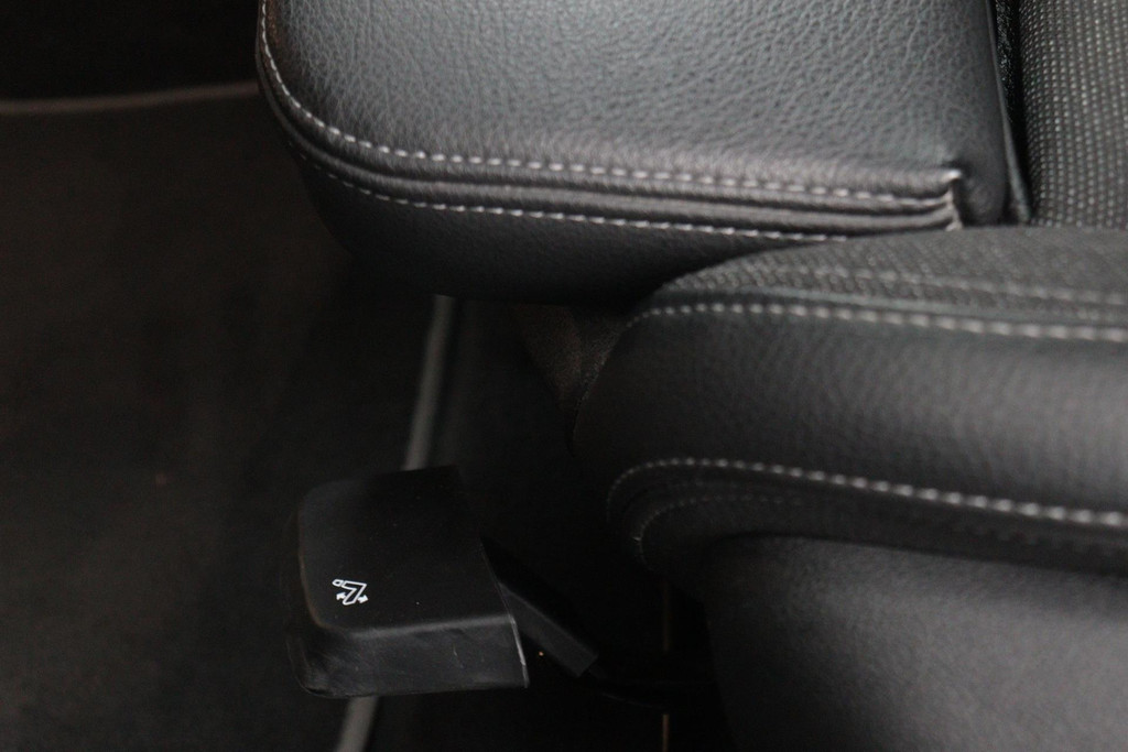 
BMW 1-serie 118i Executive Edition SportLine (1e Eig, NL-auto, DealeronderH, Navi Prof, Apple Carplay, PDC V+A, Cruise Con, Etc) vol									