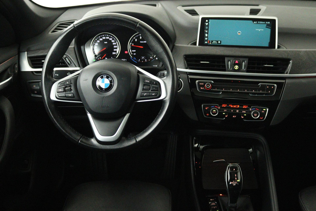 
BMW X1 SDrive20i High Executive (PARKEERSENSOREN, PANORAMADAK, CAMERA, HEAD-UP, STOELVERWARMING, LEER, DEALER ONDERHOUDEN) vol									