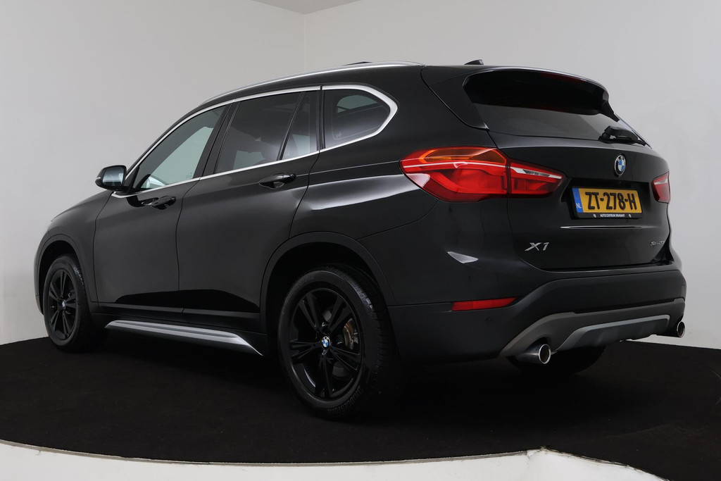 
BMW X1 SDrive20i High Executive (PARKEERSENSOREN, PANORAMADAK, CAMERA, HEAD-UP, STOELVERWARMING, LEER, DEALER ONDERHOUDEN) vol									