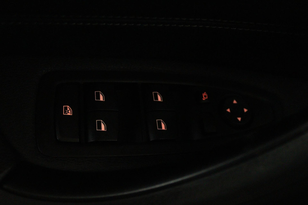 
BMW X1 SDrive20i High Executive (PARKEERSENSOREN, PANORAMADAK, CAMERA, HEAD-UP, STOELVERWARMING, LEER, DEALER ONDERHOUDEN) vol									