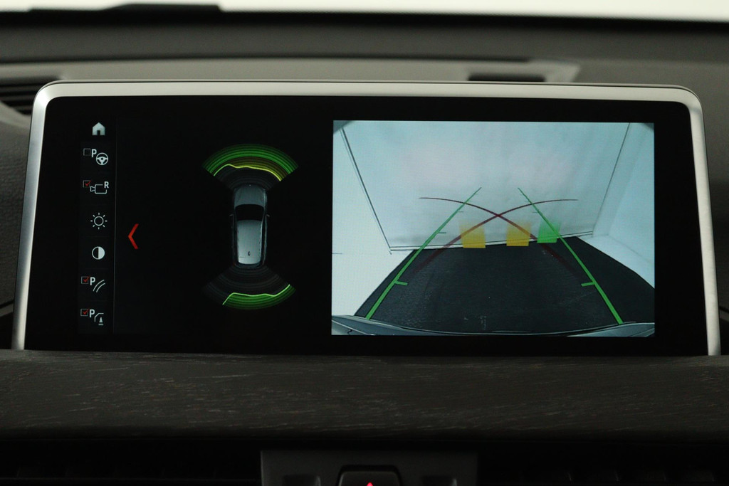 
BMW X1 SDrive20i High Executive (PARKEERSENSOREN, PANORAMADAK, CAMERA, HEAD-UP, STOELVERWARMING, LEER, DEALER ONDERHOUDEN) vol									